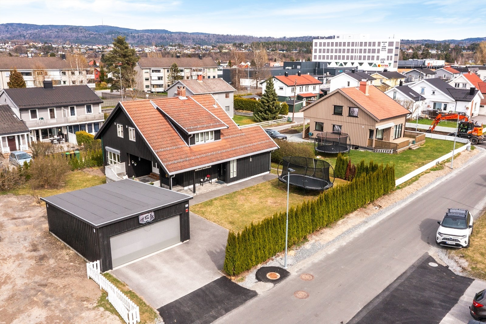 Beliggenheten er sentral og barnevennlig, med gangavstand til skoler, barnehager og Saga Sentret. Skien Fritidspark ligger også kun en kort tur unna. Galleribilde