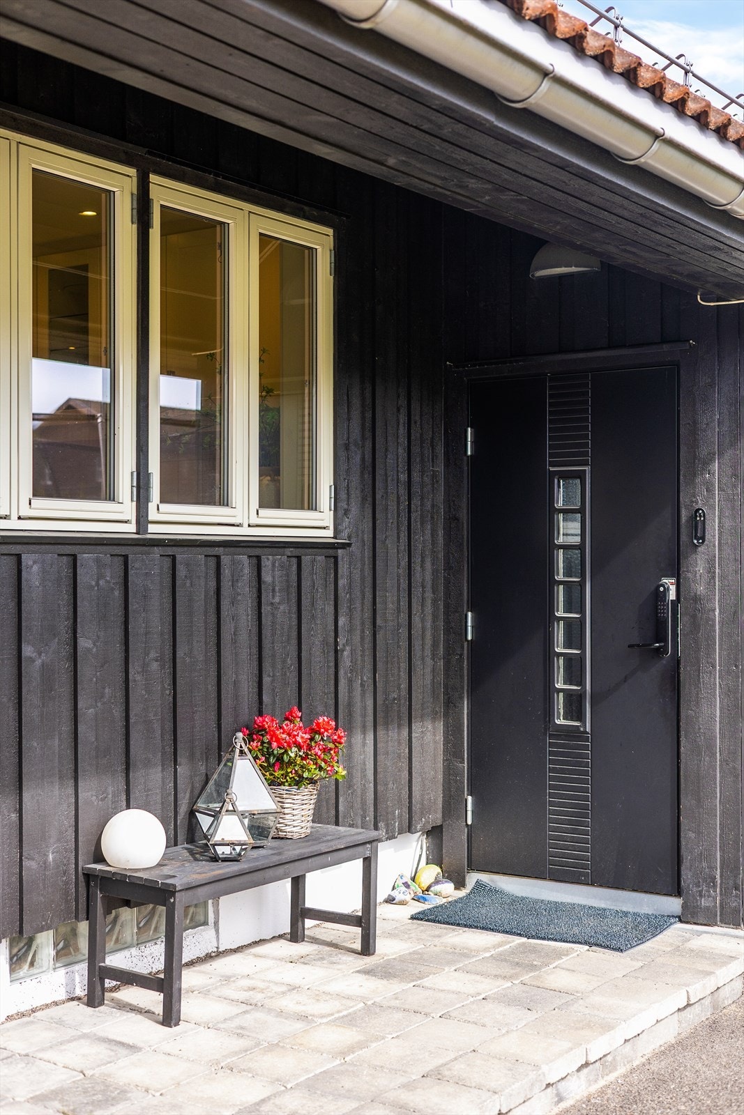 Ytterdøren er fra 2010 og har isolerglass. Galleribilde