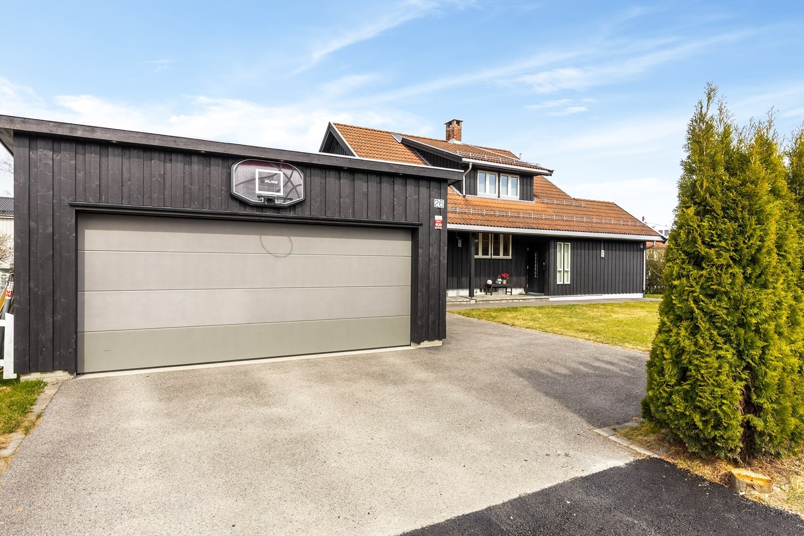 Den doble garasjen på 44 m² ble bygget i 2019 og gir rikelig med plass til både biler og oppbevaring. Galleribilde