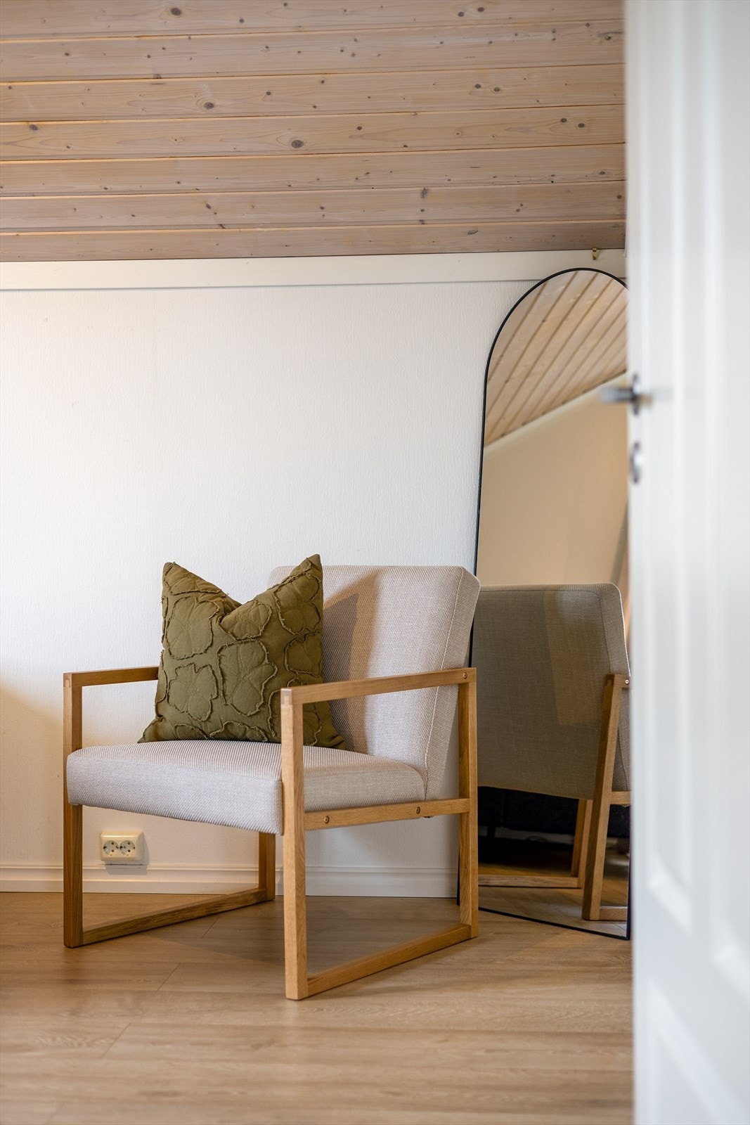 Gjennomgående laminatgulv og panel i himlingen i store deler av andre etasje. Galleribilde