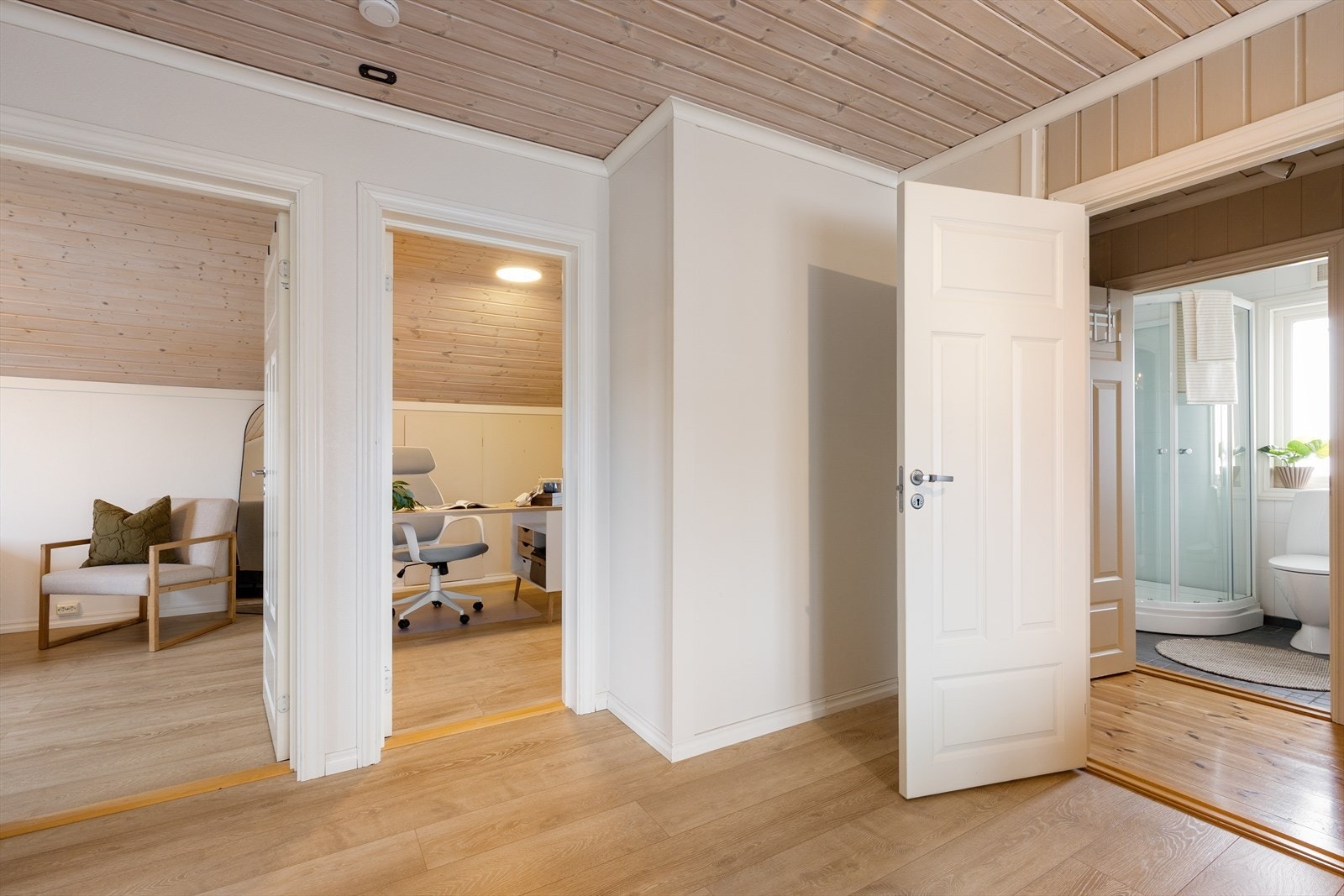 Gangarealet i andre etasje fordeler adkomsten til soverommene og badet. Galleribilde