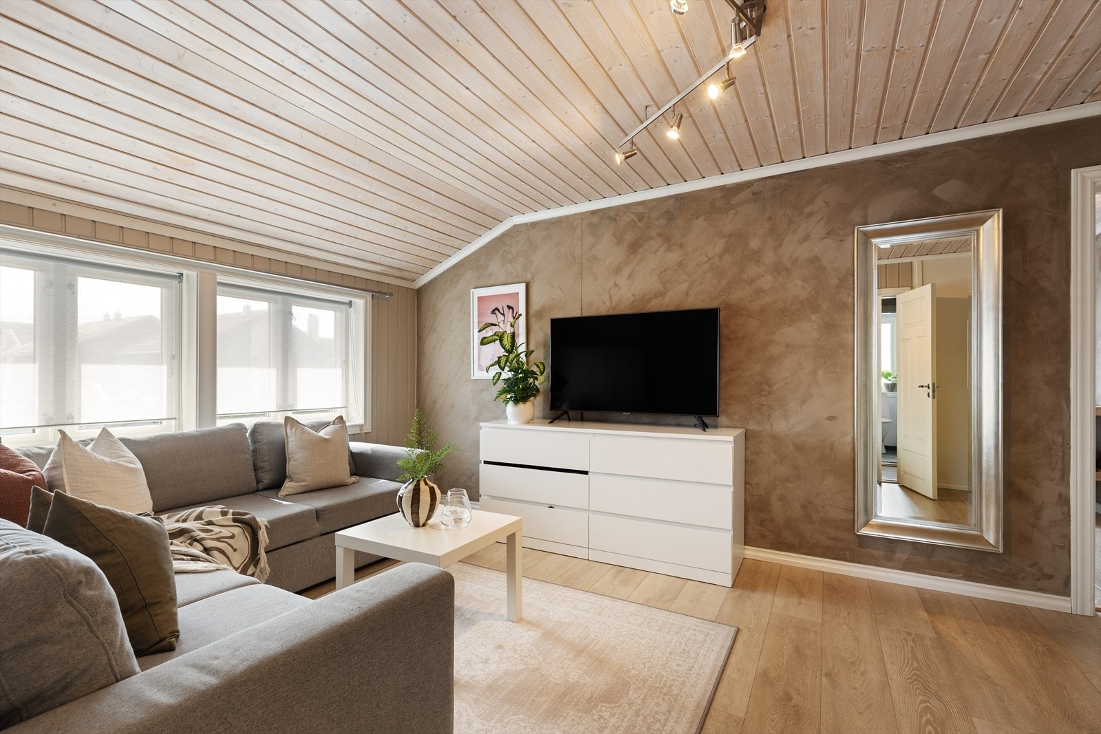 Loftstuen har plass til en komfortabel sofagruppe og TV-møblement. Galleribilde