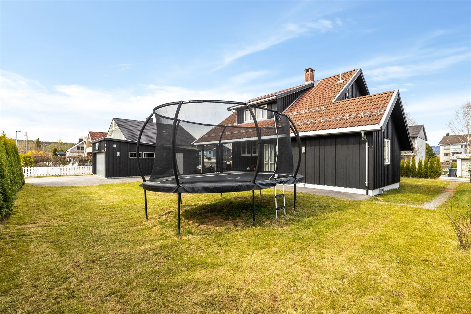 Hagen er romslig og gir plass til både trampoline og andre uteaktiviteter. Galleribilde