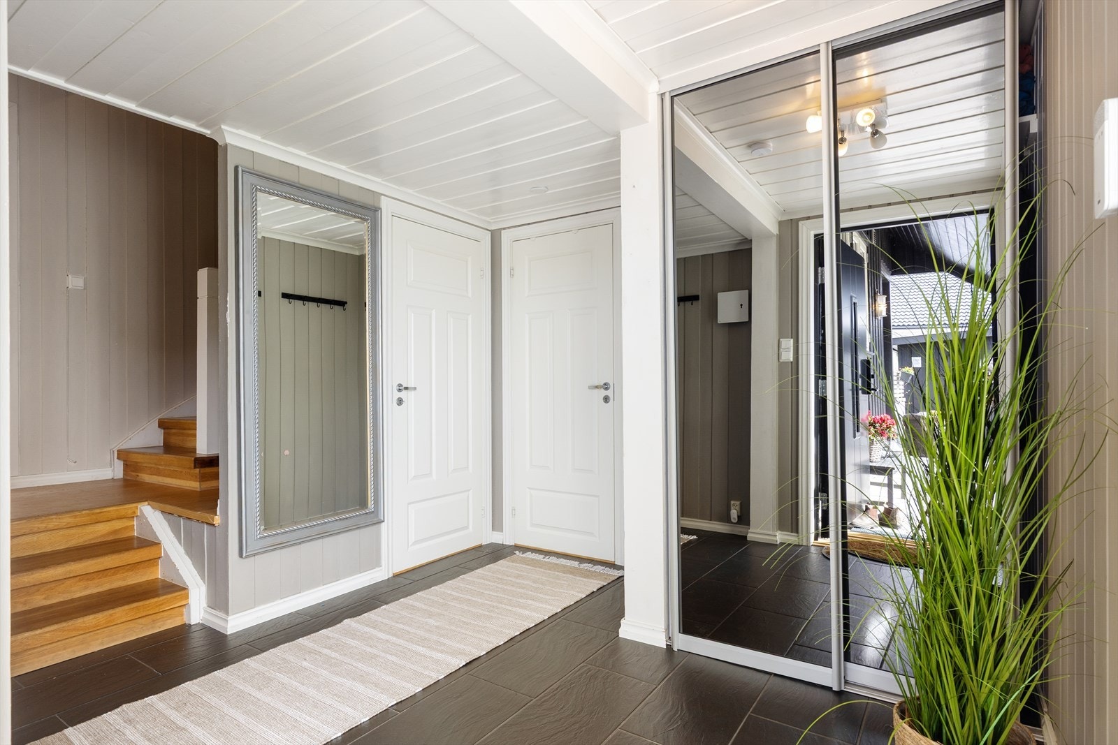 Romslig hall med god plass til oppbevaring i en stor skyvedørsgarderobe. Galleribilde