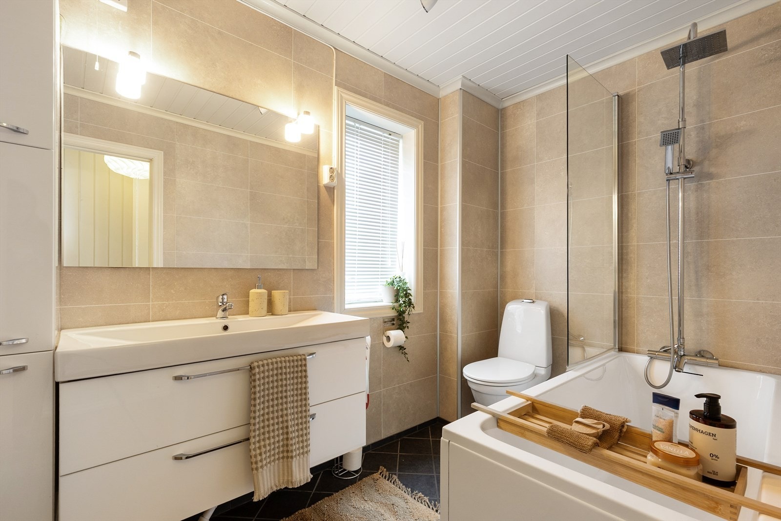 Badet i første etasje ble modernisert i 2013 og er utstyrt med badekar, servantskap og wc. Galleribilde