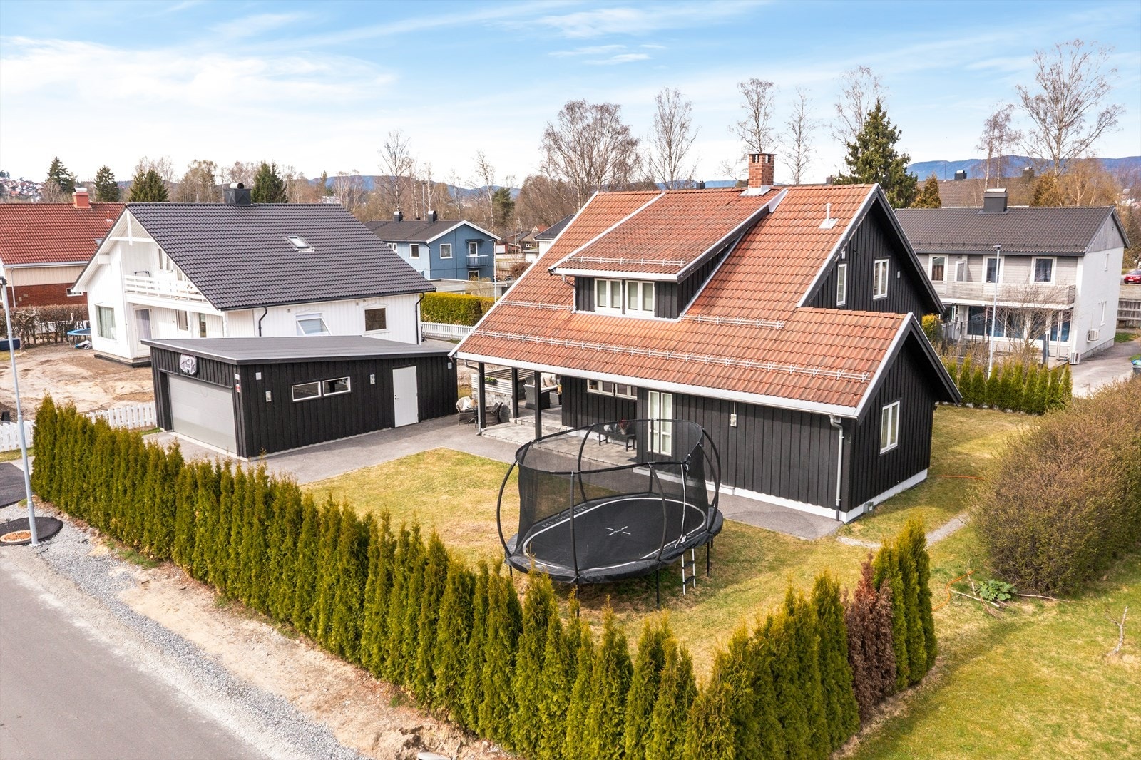 Hagen er pent innrammet av hekk og gir gode lekemuligheter for barn. Galleribilde