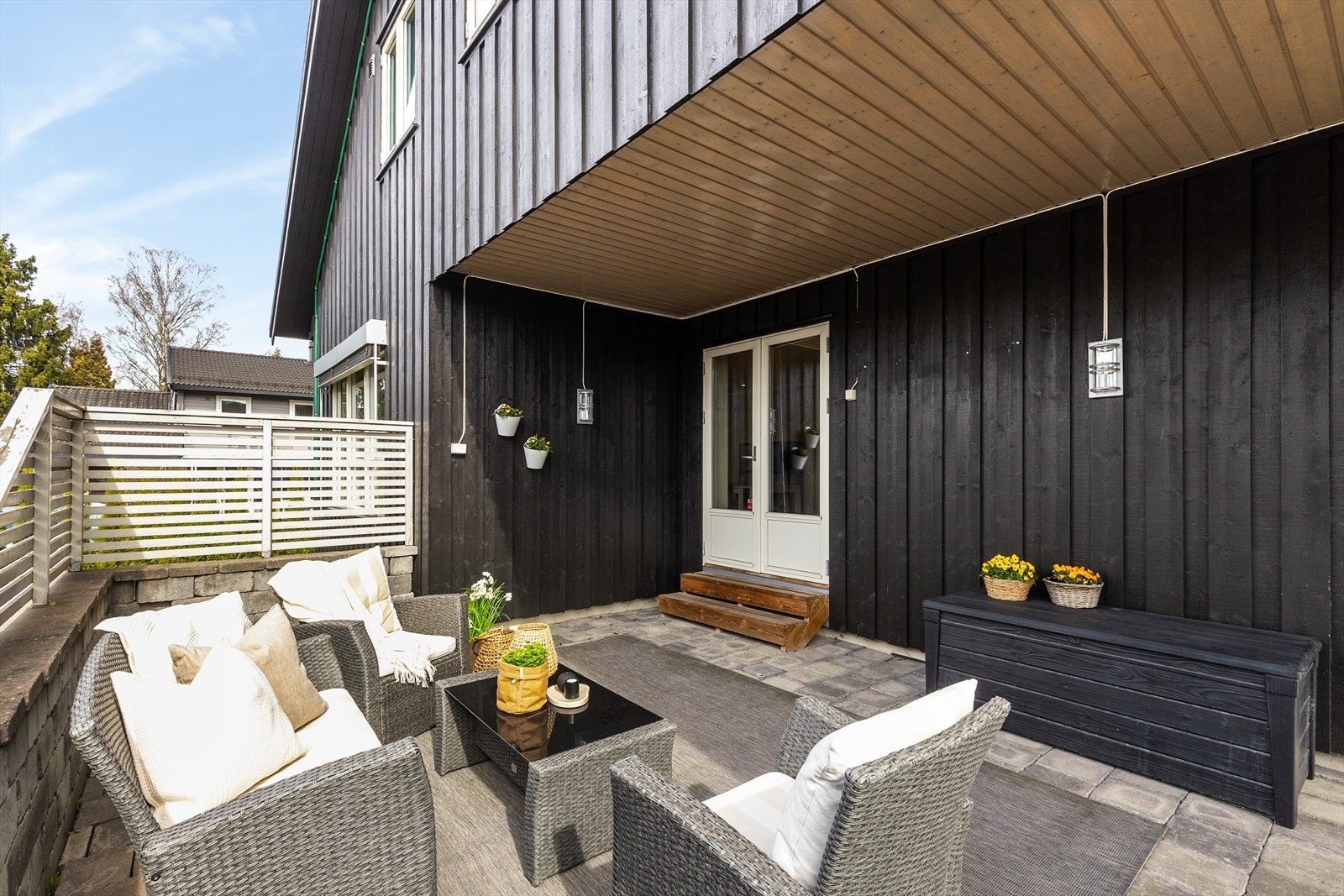 Verandadøren fra 2012 har isolerglass og leder rett ut fra kjøkkenet. Galleribilde