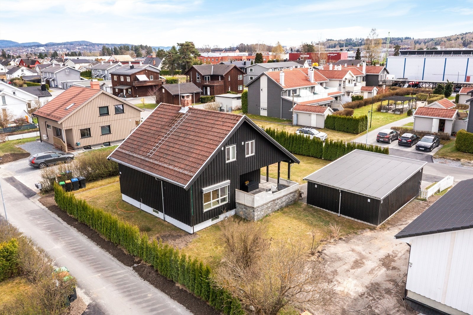 Eiendommen ligger i et etablert og rolig boligområde. Galleribilde