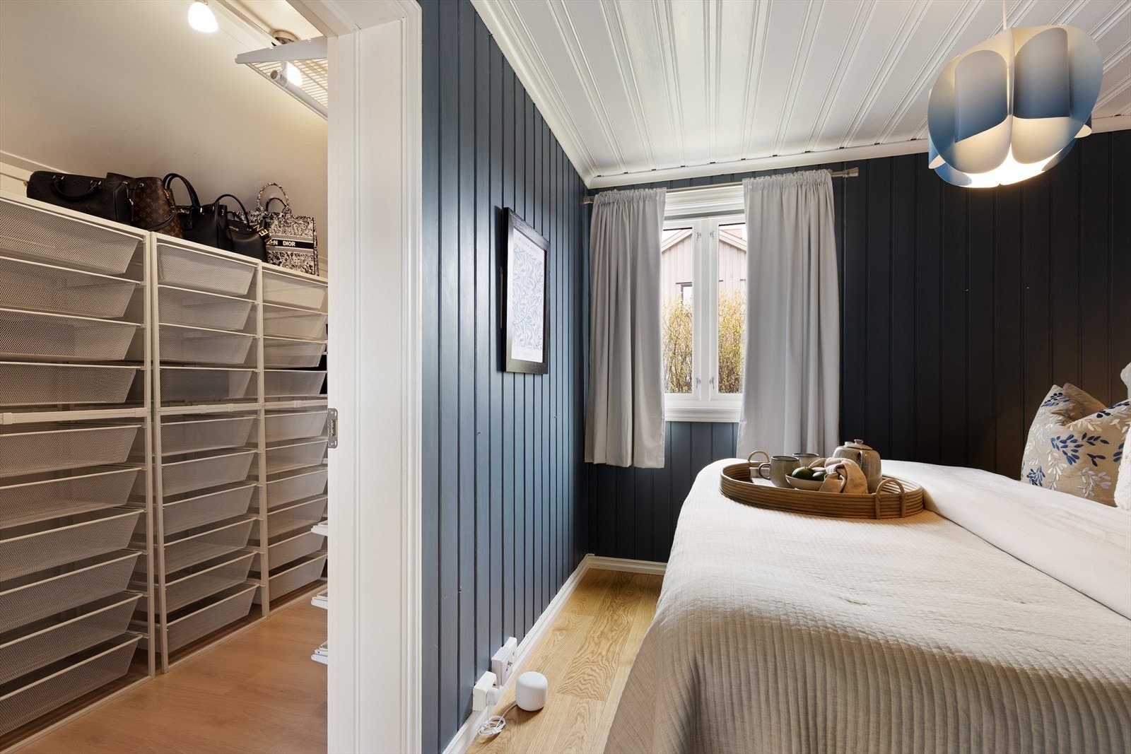 Til hovedsoverommet hører en praktisk, åpen garderobeløsning. Galleribilde