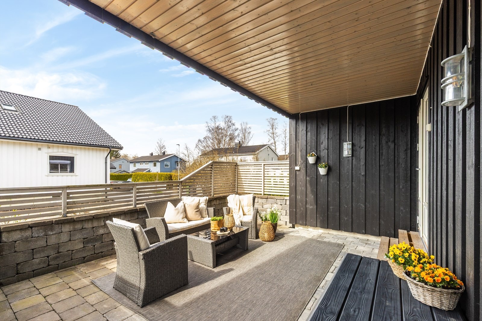 Den overbygde delen av verandaen gir ly for vær og vind, og forlenger utendørssesongen. Galleribilde