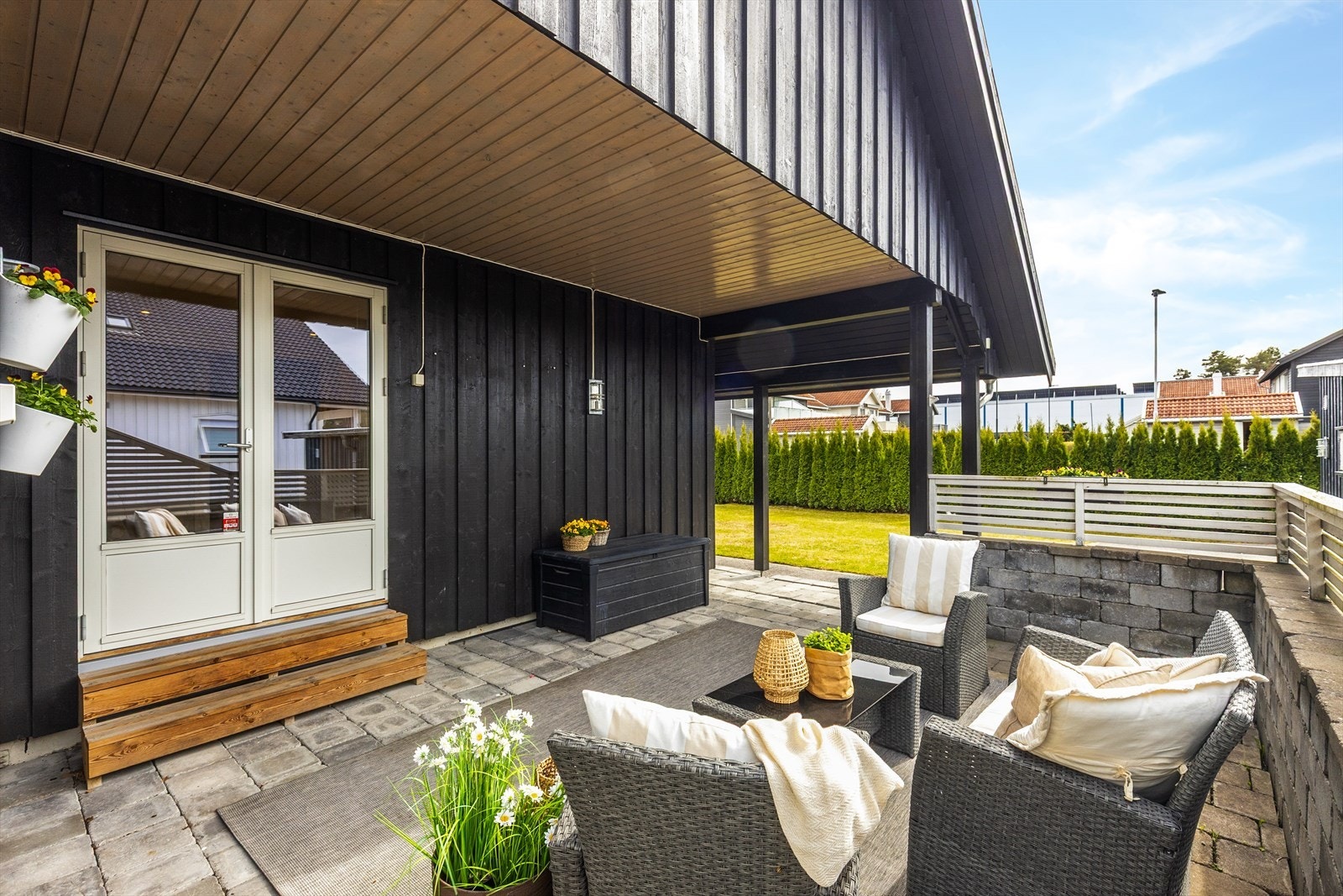 Verandaen er delvis overbygd og har god plass til en hyggelig sittegruppe. Galleribilde