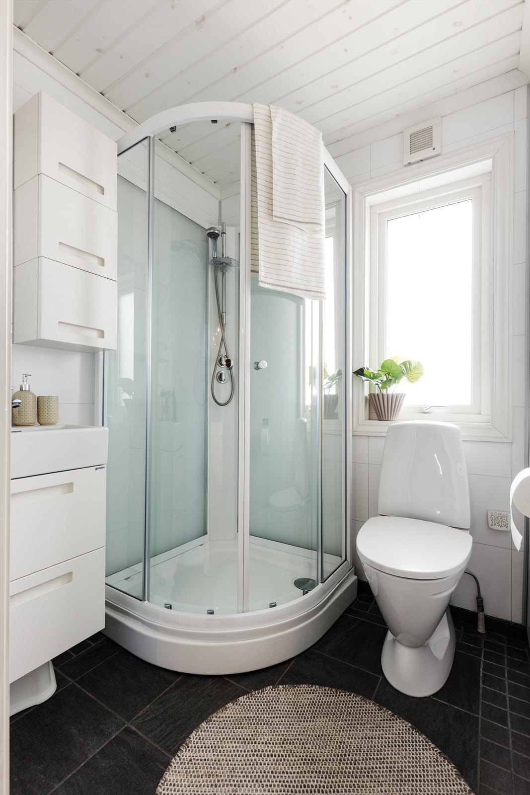 Badet i andre etasje er fra 2013 og har dusjkabinett, servantskap og wc. Galleribilde