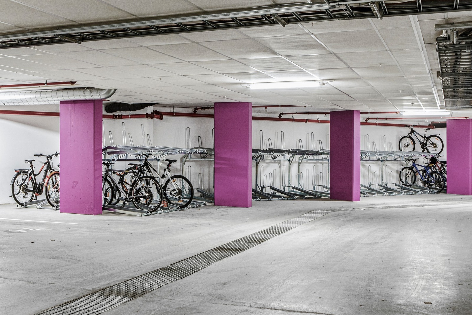 Garasjekjeller med sykkelparkering Galleribilde
