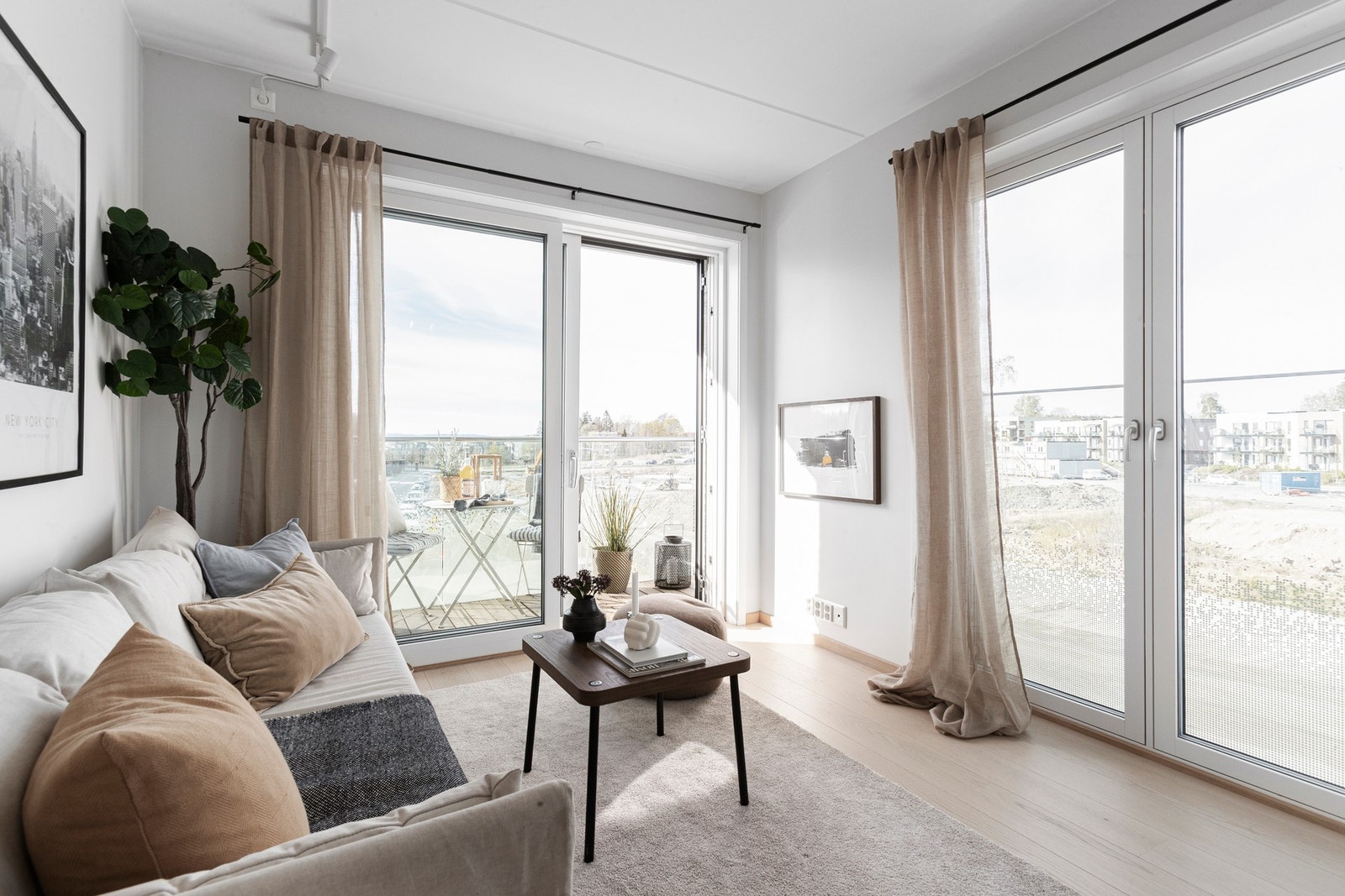 Lys stue med utgang til balkong Galleribilde
