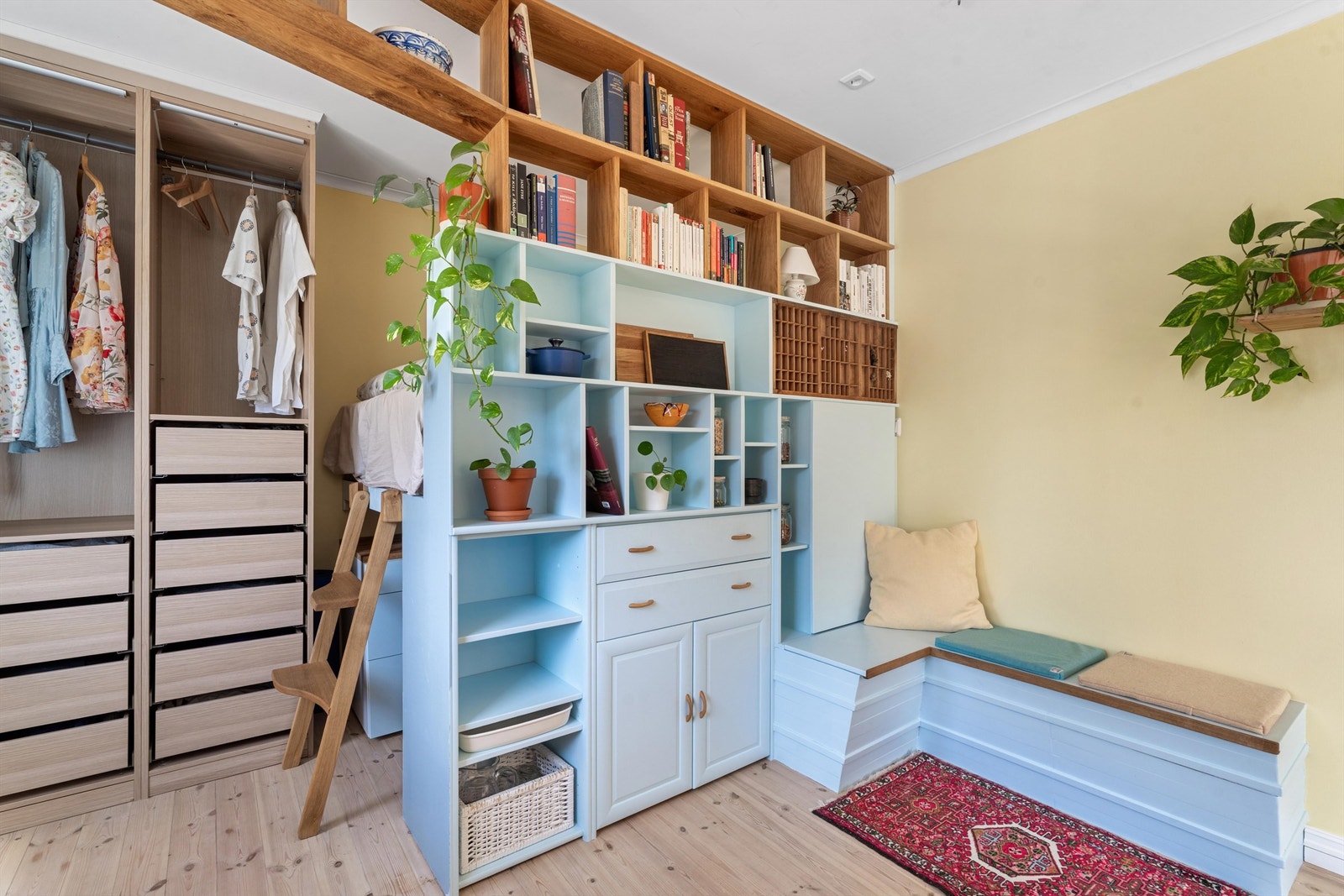 Soverommet er løst med en opphøyd sovealkove, som frigjør gulvplass til en garderobe. Galleribilde