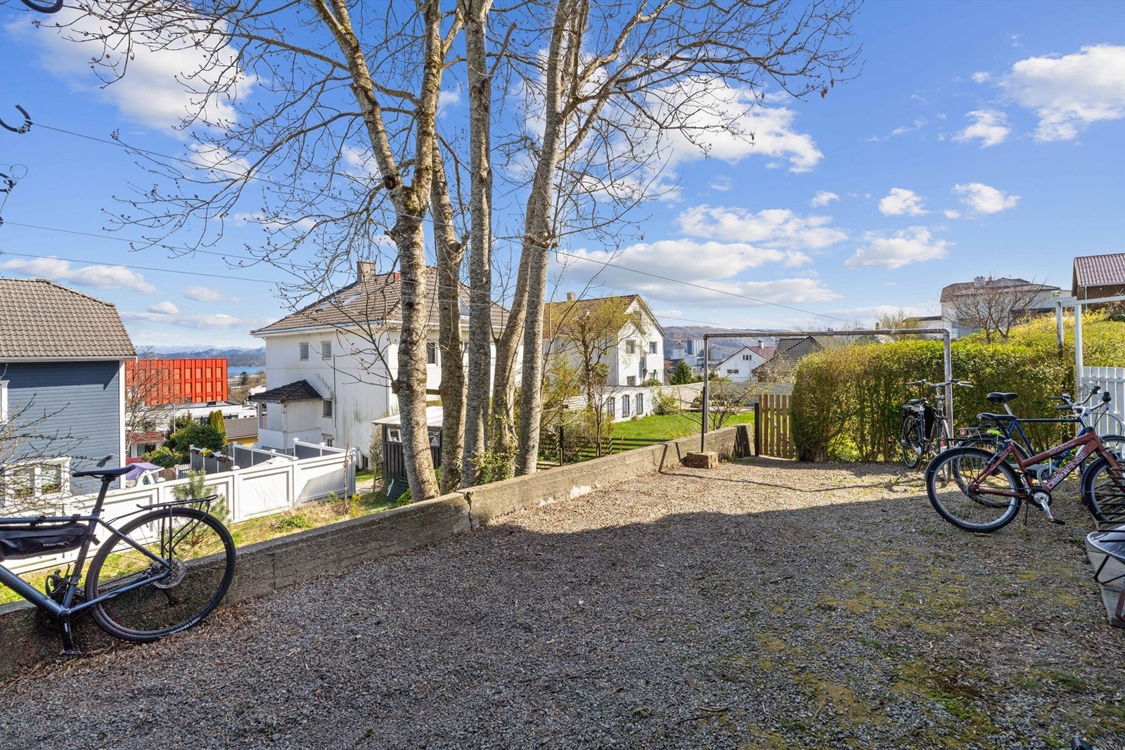 God sykkeloppstillingsplass bak huset. Til høyre i bildet er porten inn mot hagen. Galleribilde