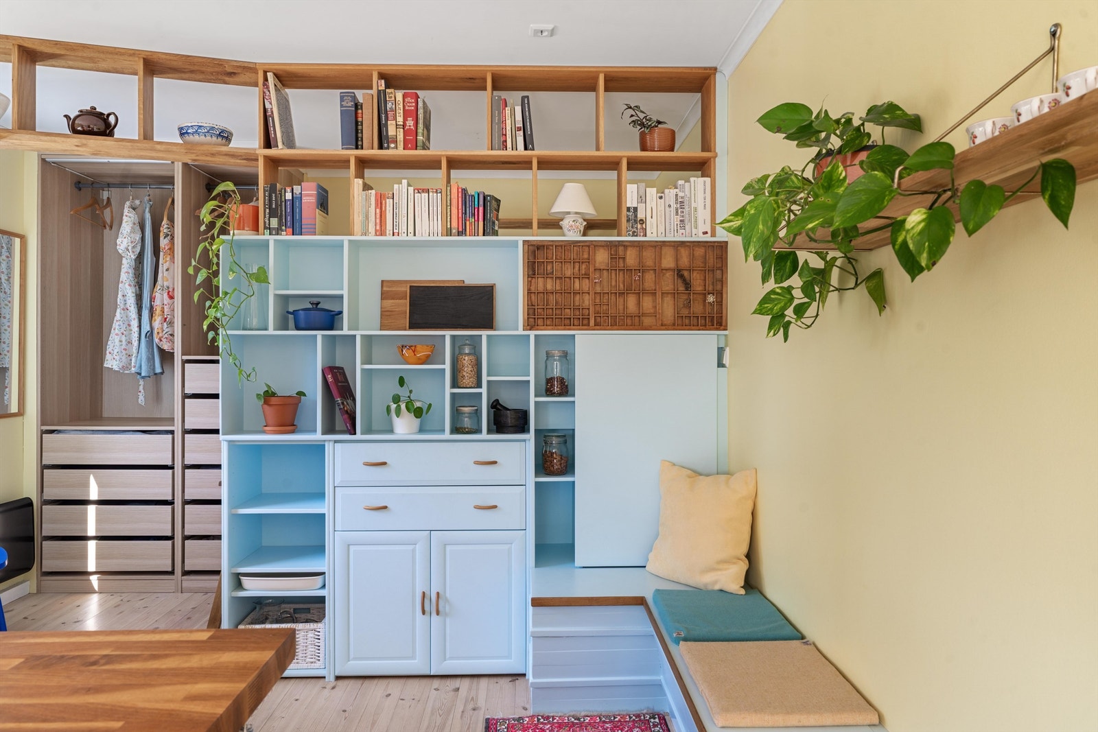 Leilighetens unike karakter fremheves av den stedsbygde innredningen, designet og utført av en utdannet møbelsnekker for optimal utnyttelse av plassen.
Foto: Martin Nordbø Galleribilde