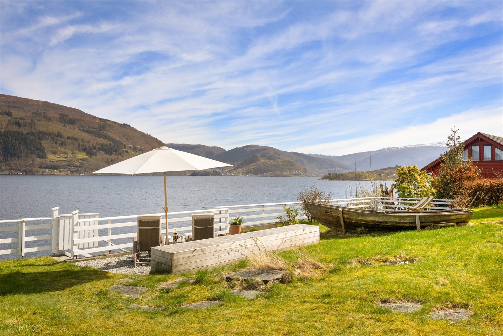 Flott sittegruppe hvor en kan nyte fantastisk utsikt over fjord og fjell. Galleribilde