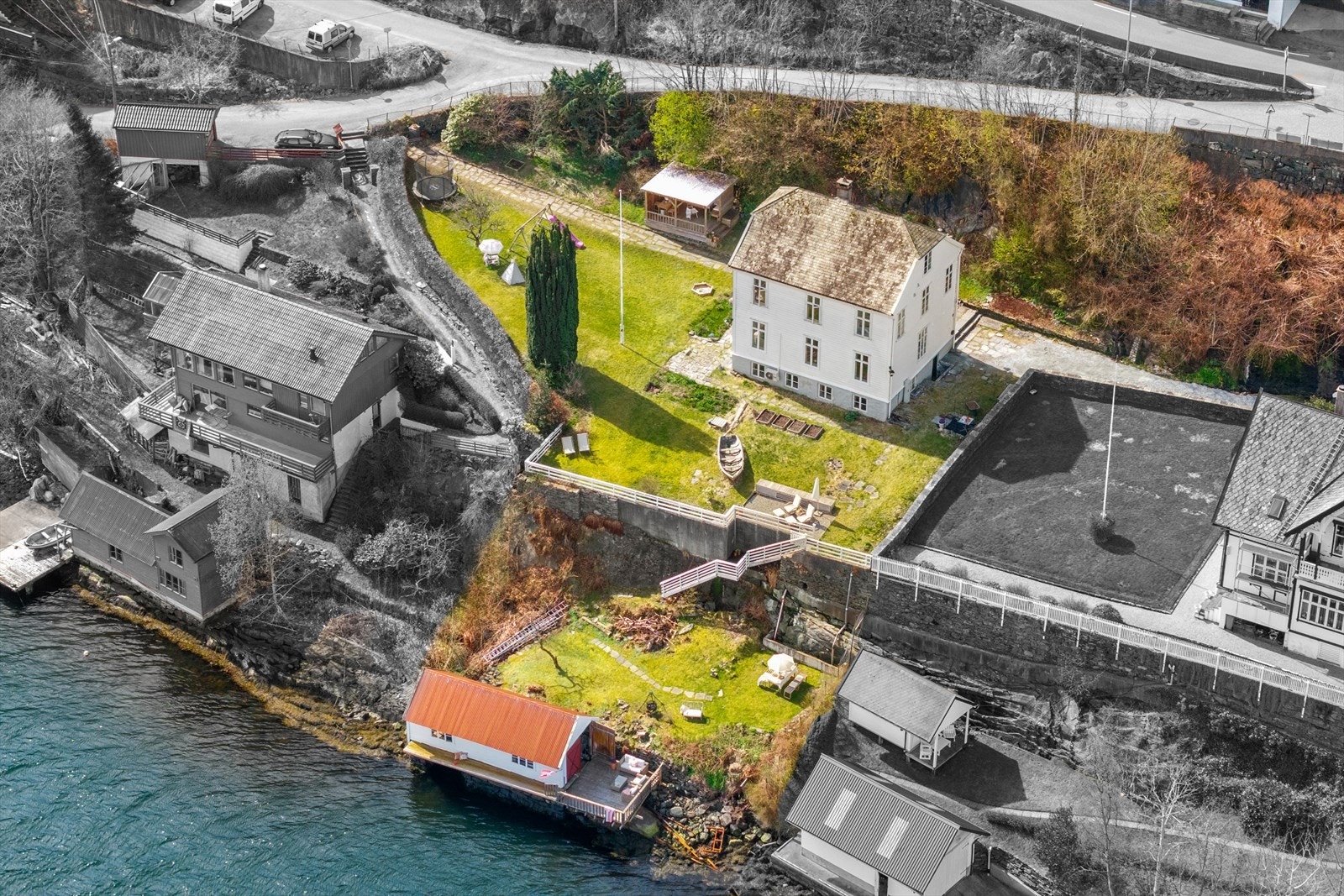 Dette er en sjelden og unik eiendom med stor hage og naust. Det er enkel tilkomst til naustet via trapp fra hagen. Galleribilde