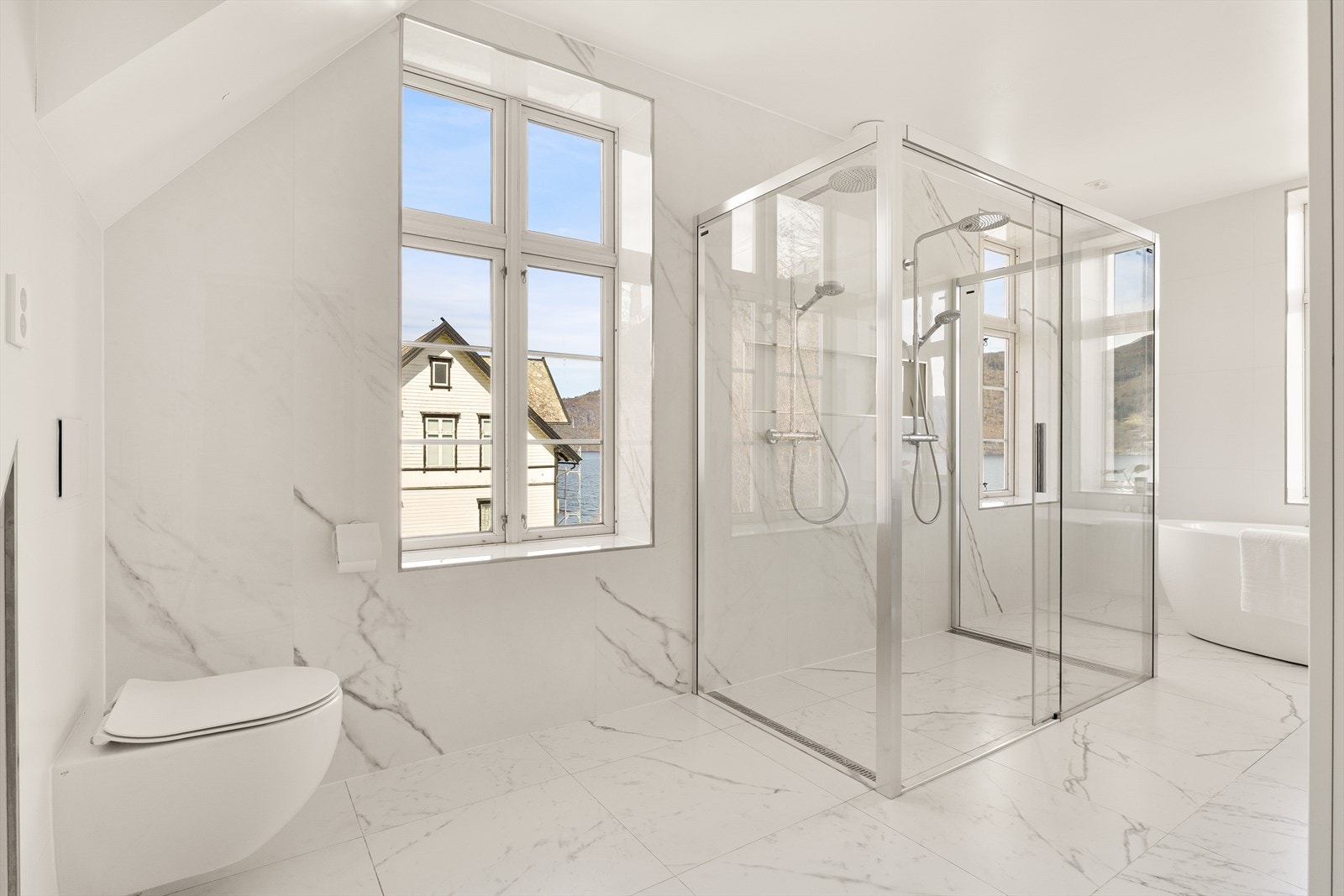 Badet er svært delikat, helfliset og måler hele 13,9 kvm. Galleribilde