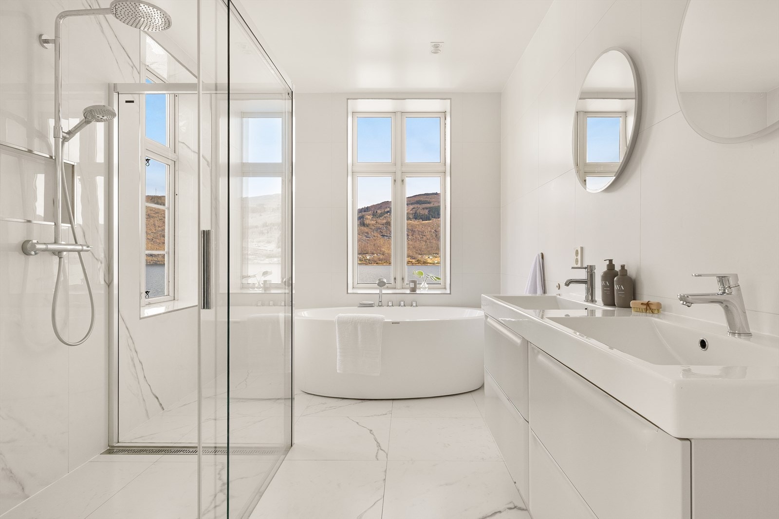 Badet har også badekar plassert slik at man kan nyte utsikten. Også veldig praktisk for barnefamilien. Galleribilde