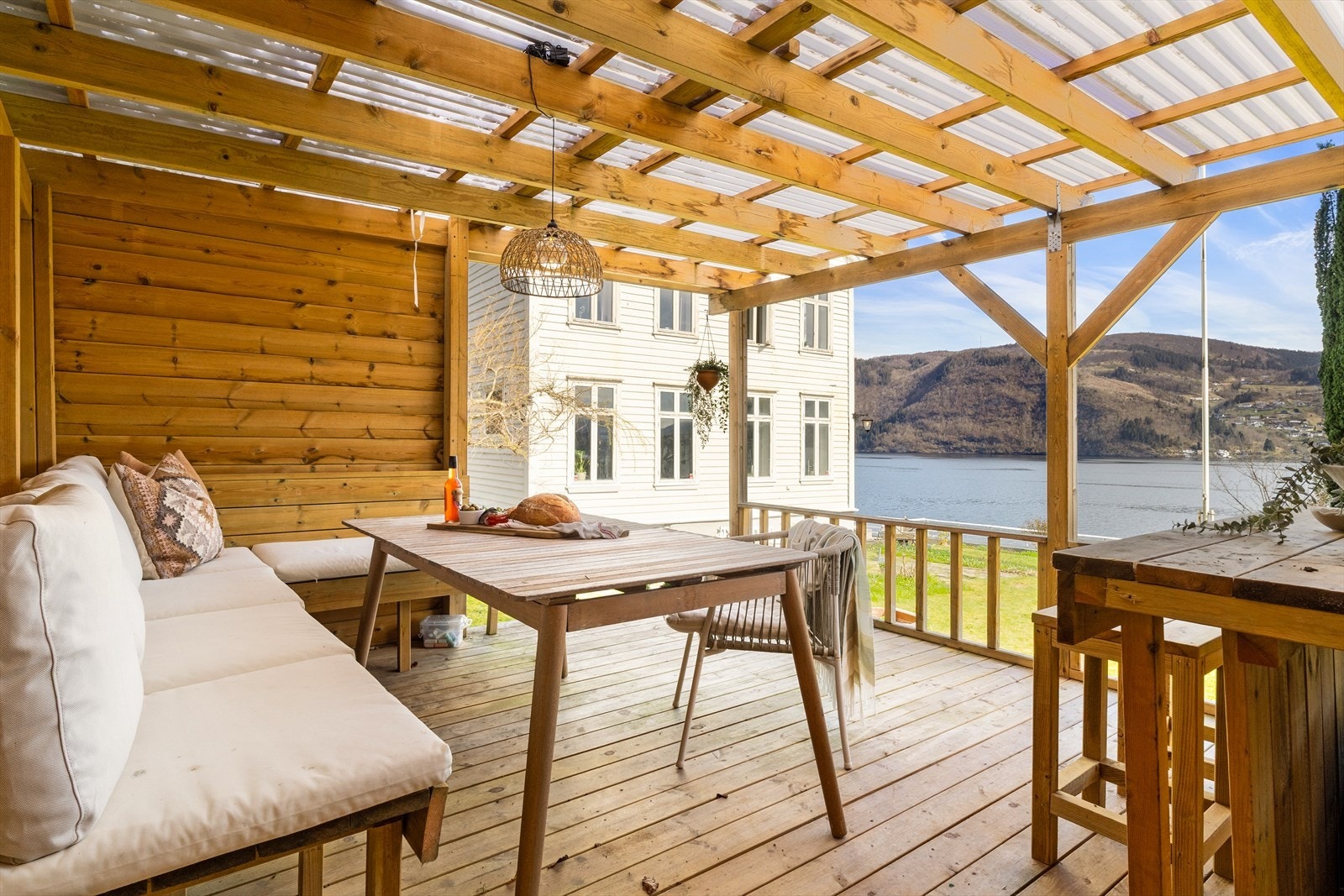 Også her, som på de fleste plasser på eiendommen, kan man nyte utsikten over fjord og fjell. Galleribilde