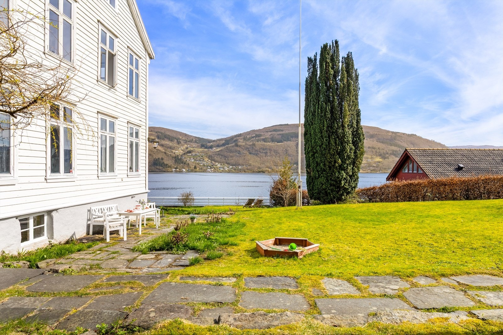 Eiendommen har en veldig fin beliggenhet med panoramautsikt over Sørfjorden og Osterøy. Galleribilde