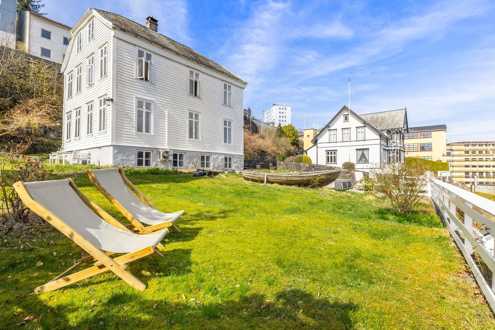 Eiendommen blir et idyll når sommeren kommer. Galleribilde
