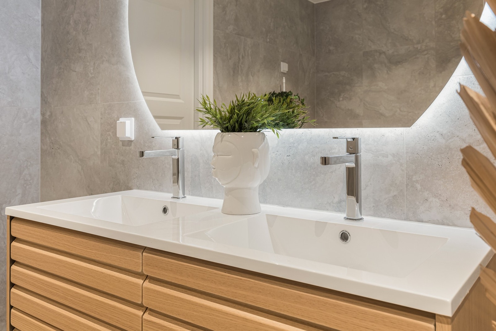 Stort speil med integrert belysning gir både godt lys og en eksklusiv hotellfølelse på badet. Galleribilde