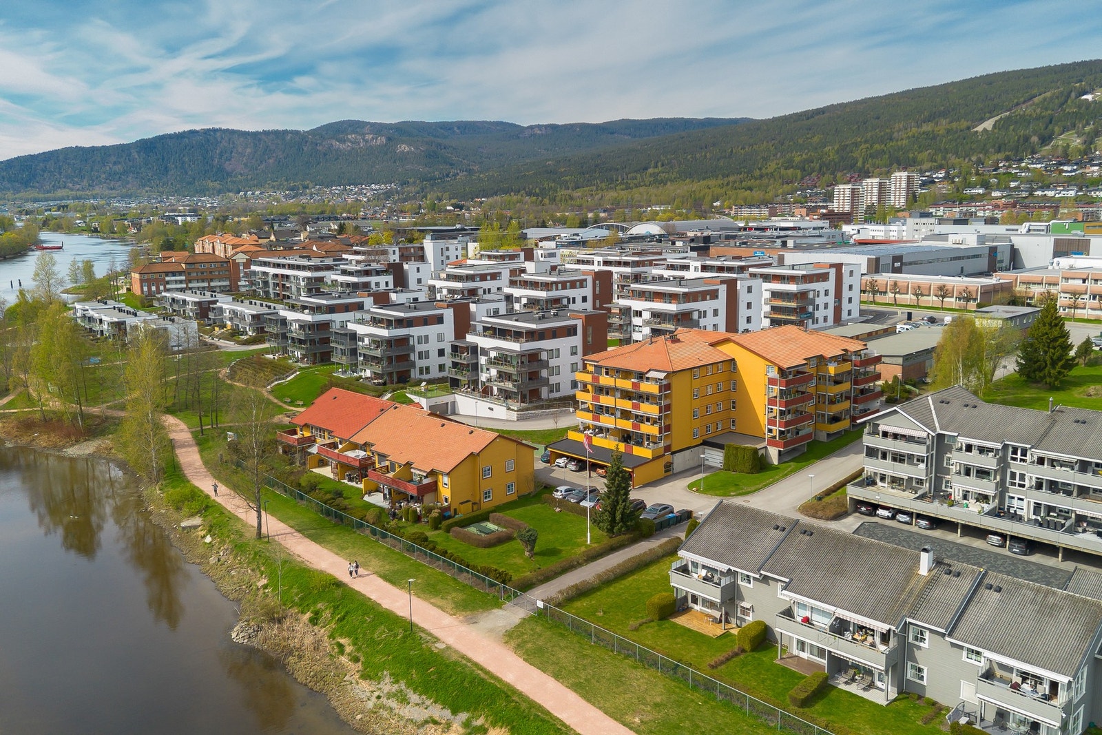 Attraktiv beliggenhet langs elvebredden, med umiddelbar nærhet til flotte turstier, grønne omgivelser og et moderne boligområde i vekst. Galleribilde