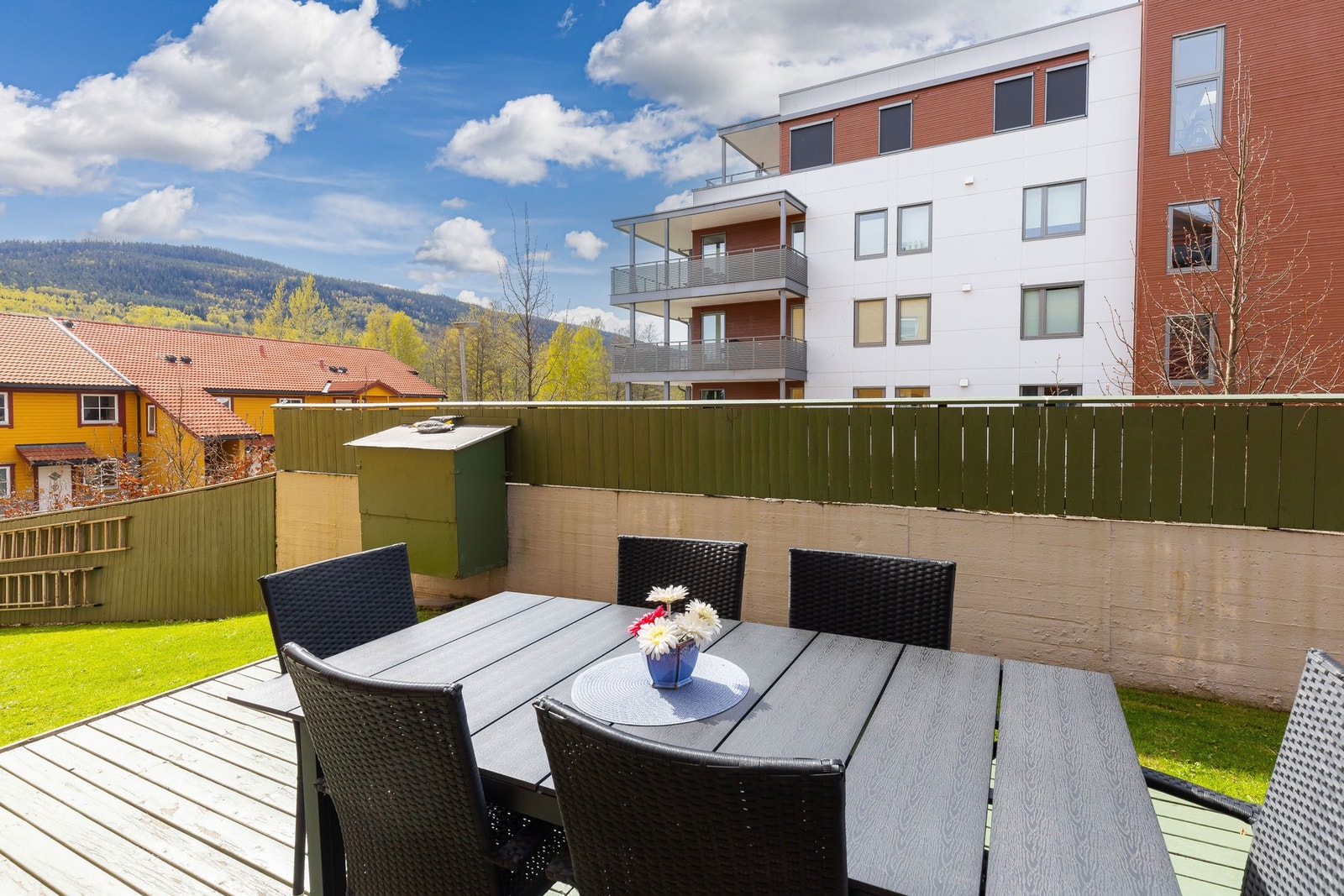 Hyggelig fellesområde rett utenfor døren. Perfekt for sosiale sammenkomster og avslapning i grønne omgivelser. Galleribilde