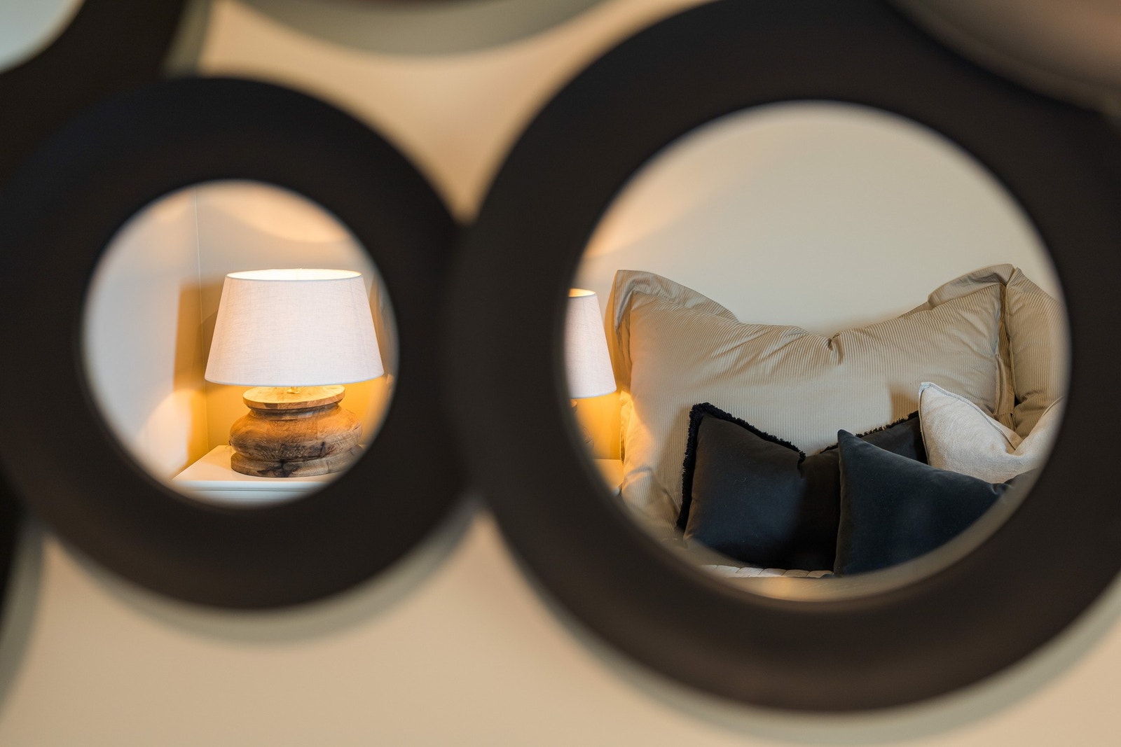 Gjennomført og smakfull innredning med lune detaljer som skaper en varm og hjemmekoselig atmosfære. Galleribilde