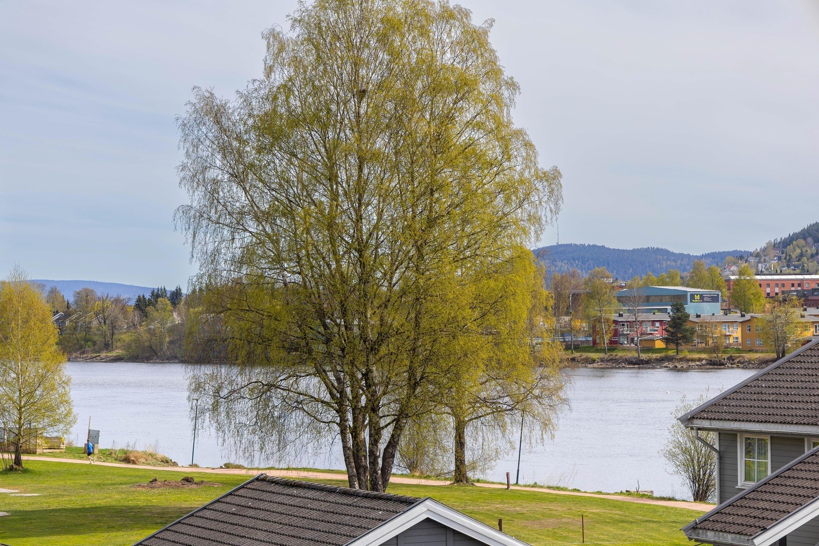 Nydelig utsyn mot elven og grønne friområder- En rolig og idyllisk ramme rundt hverdagen. Galleribilde
