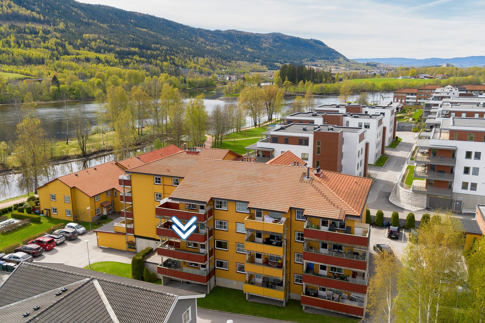 Leiligheten ligger fint til i 2. etasje med flott utsikt over Drammenselva. Galleribilde