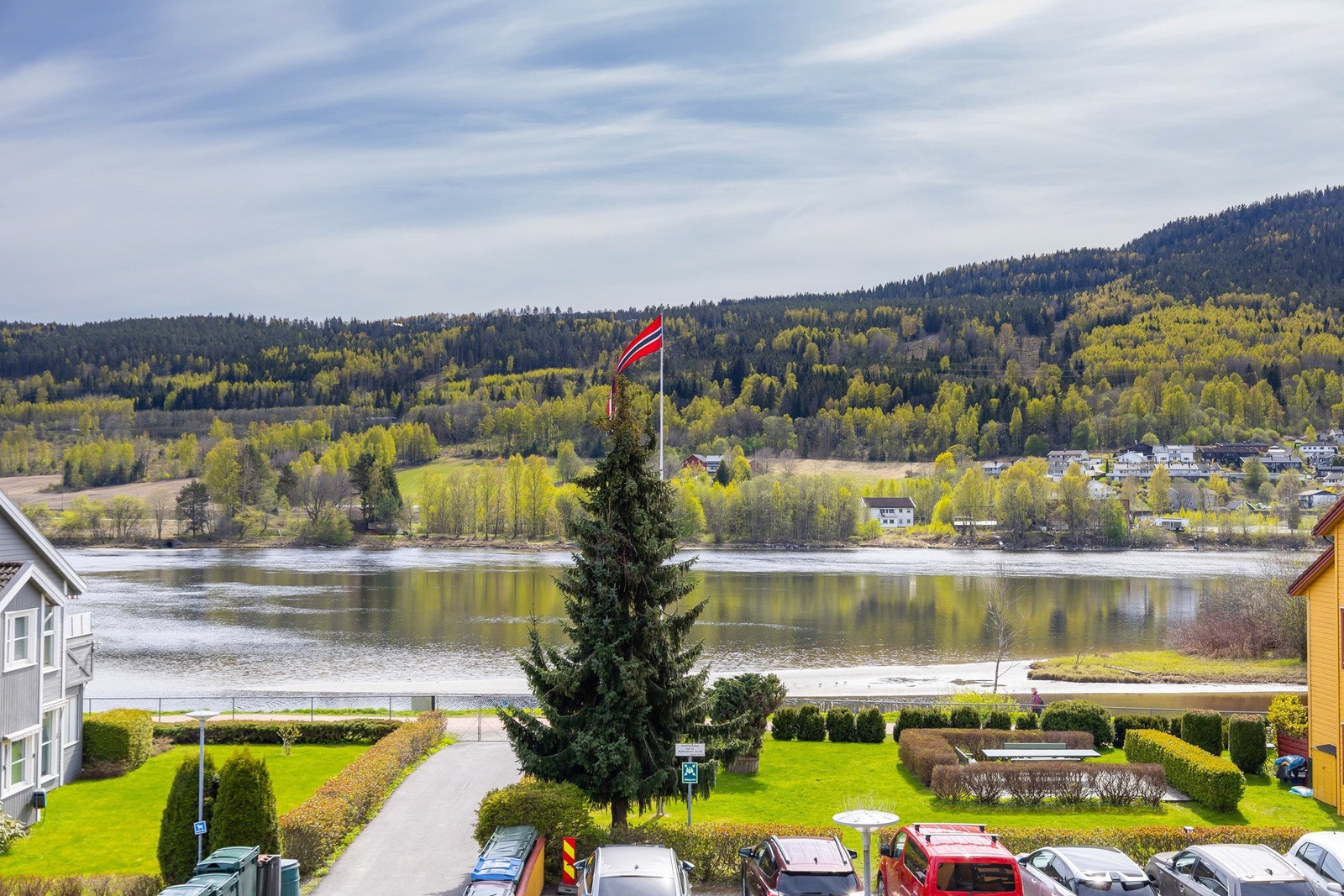 Fantastisk utsikt fra balkongen over Drammenselva og grønne omgivelser. En sjelden kvalitet som gir boligen det lille ekstra. Galleribilde