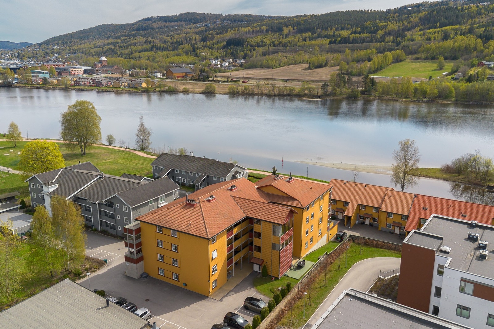 Attraktiv beliggenhet ved Drammenselva med nærhet til flotte tur- og rekreasjonsområder - her bor du i grønne og rolige omgivelser. Galleribilde