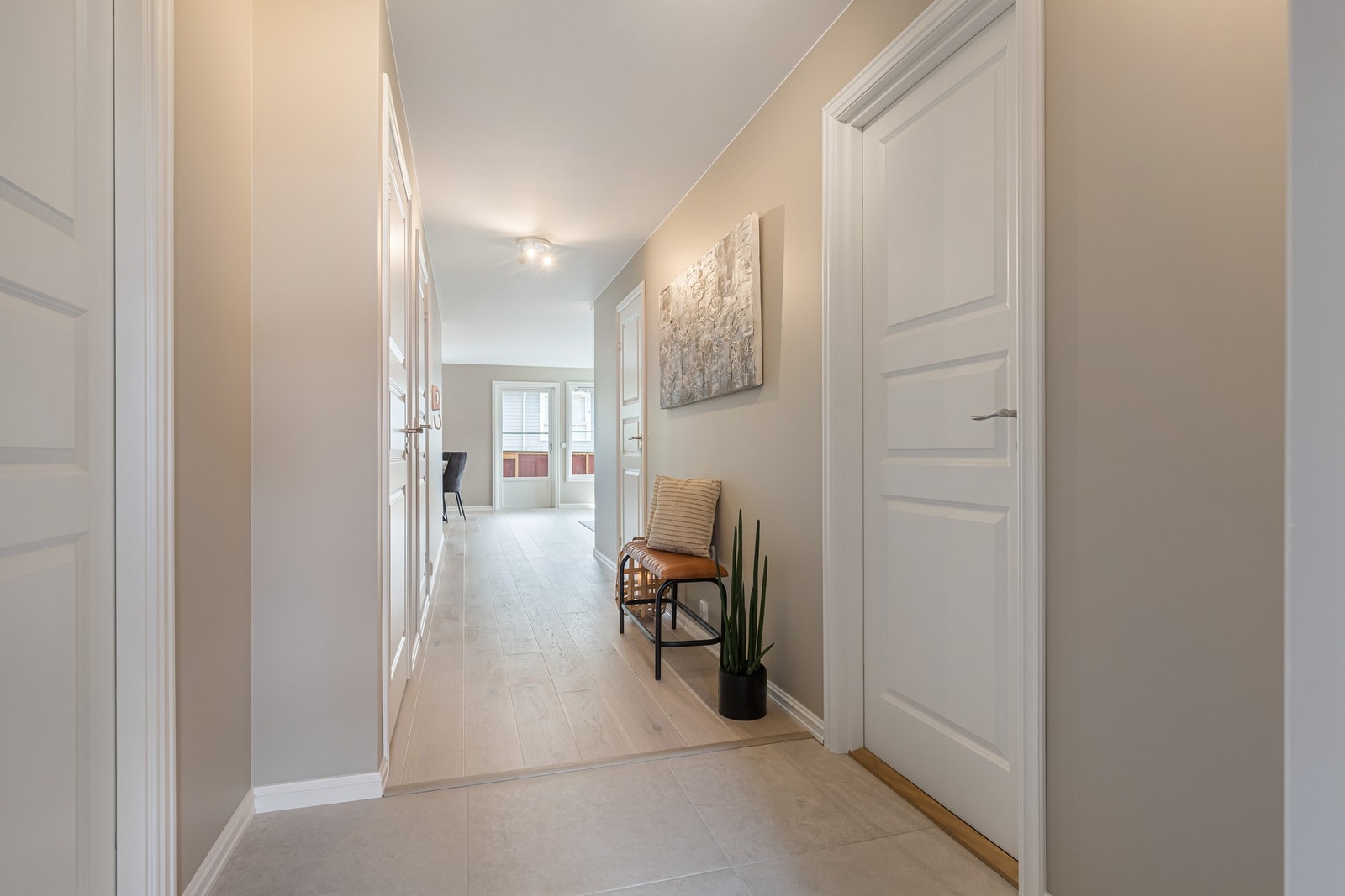 Velkommen inn i en lys og innbydende entré med stilrene overflater og et moderne uttrykk. En flott introduksjon til resten av boligen. Galleribilde