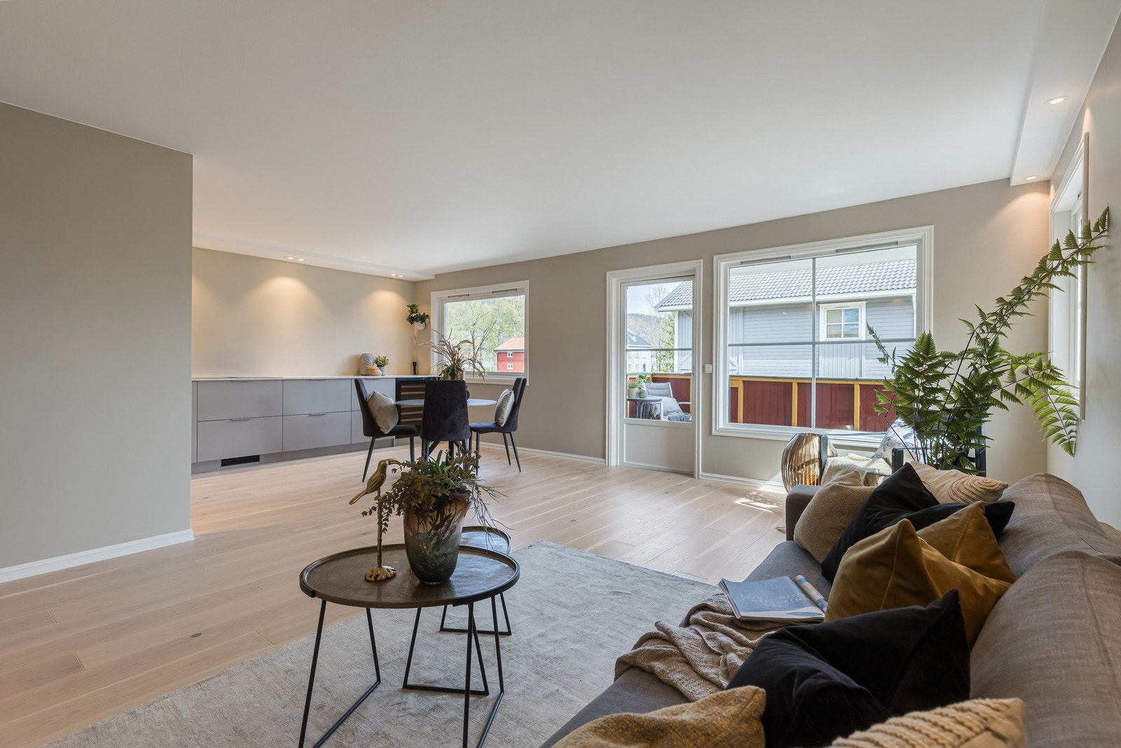 Romslig og åpen stue med rikelig lysinnslipp og direkte utgang til balkong. Perfekt for både hverdagsliv og sosiale anledninger. Galleribilde
