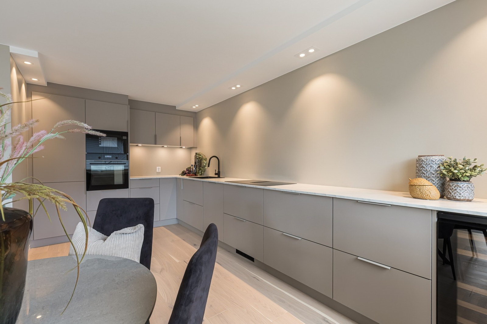 Stilrent dansk kjøkkendesign fra Kvik med integrerte hvitevarer fra AEG. En lekker kombinasjon av moderne design, kvalitet og funksjonalitet. Galleribilde