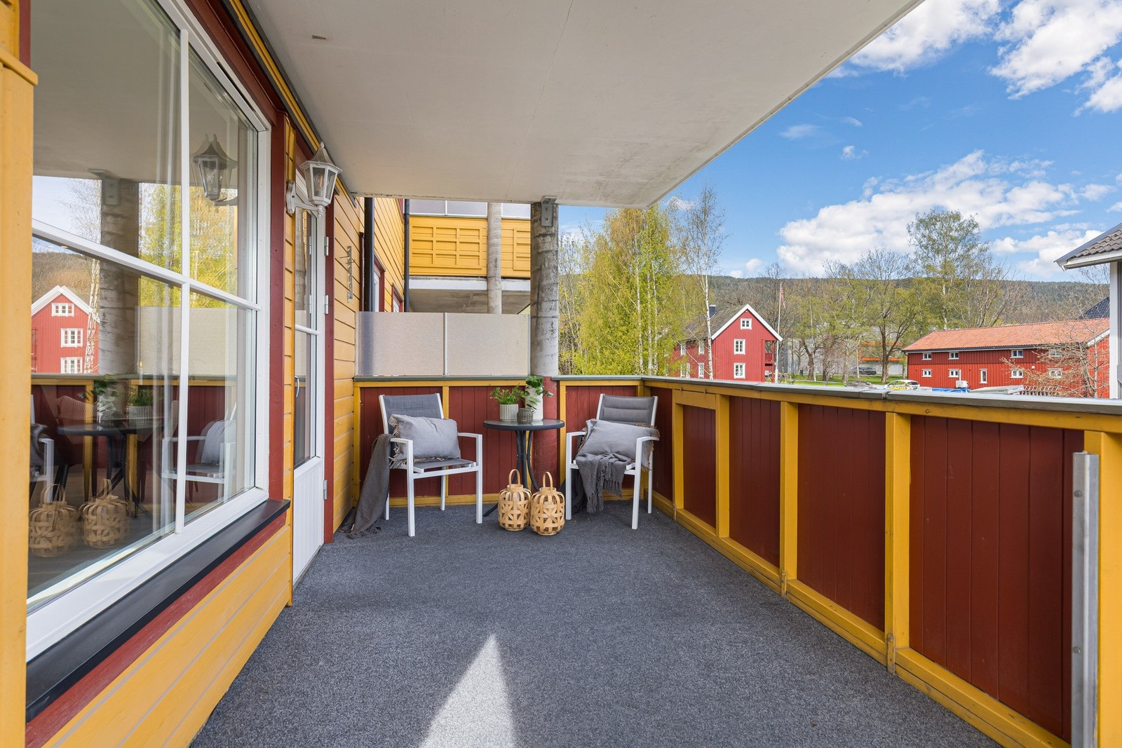 Stor balkong med god plass til møblering. Ideelt for både morgenkaffe og lune sommerkvelder. Galleribilde