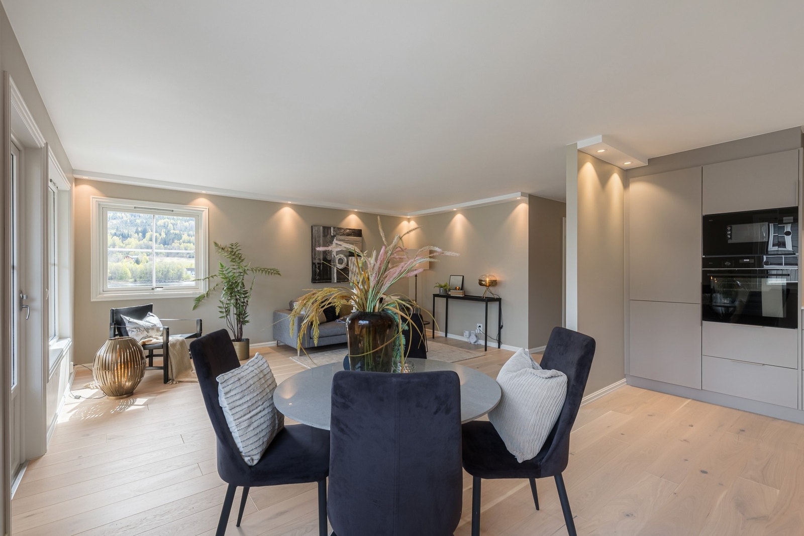 Innbydende spiseplass i åpen løsning mot stuen. Perfekt for hyggelige måltider og sosiale sammenkomster i en moderne atmosfære. Galleribilde