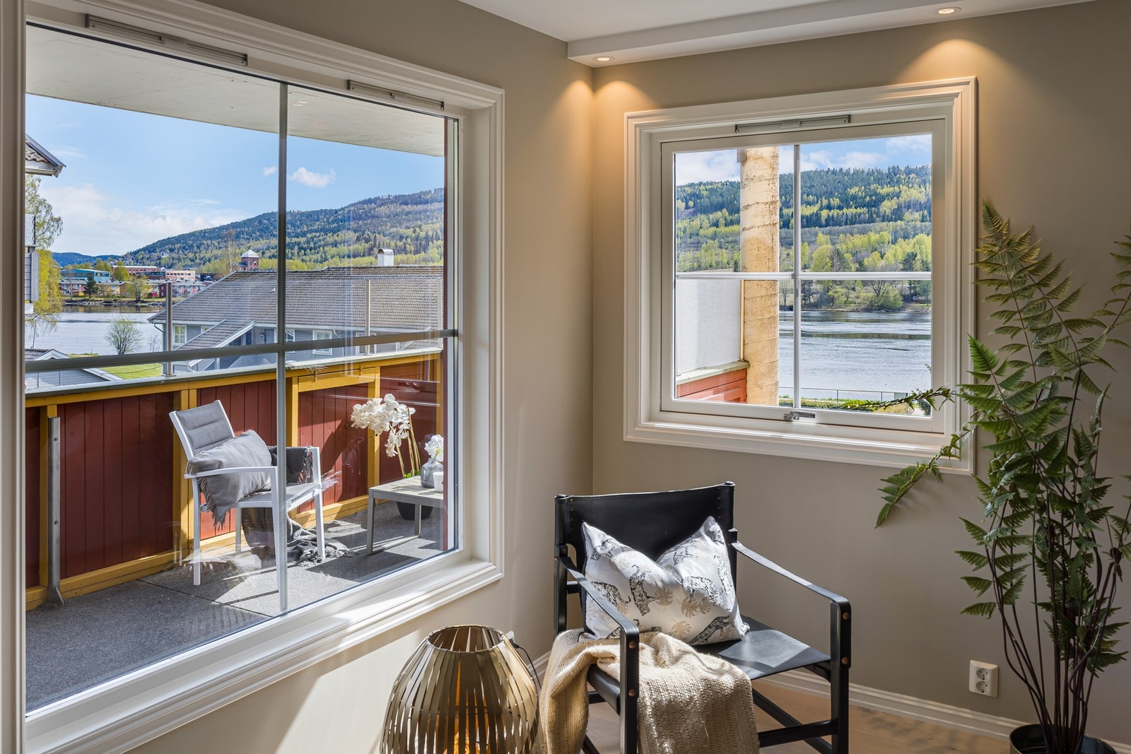 Her får du en nydelig utsikt mot Drammenselva fra både vindu og balkong. En plass for å nyte rolige stunder i vakre omgivelser. Galleribilde