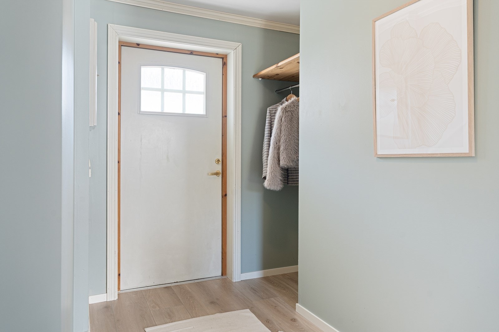 Velkommen inn til entré med god plass til å henge fra seg yttertøy Galleribilde