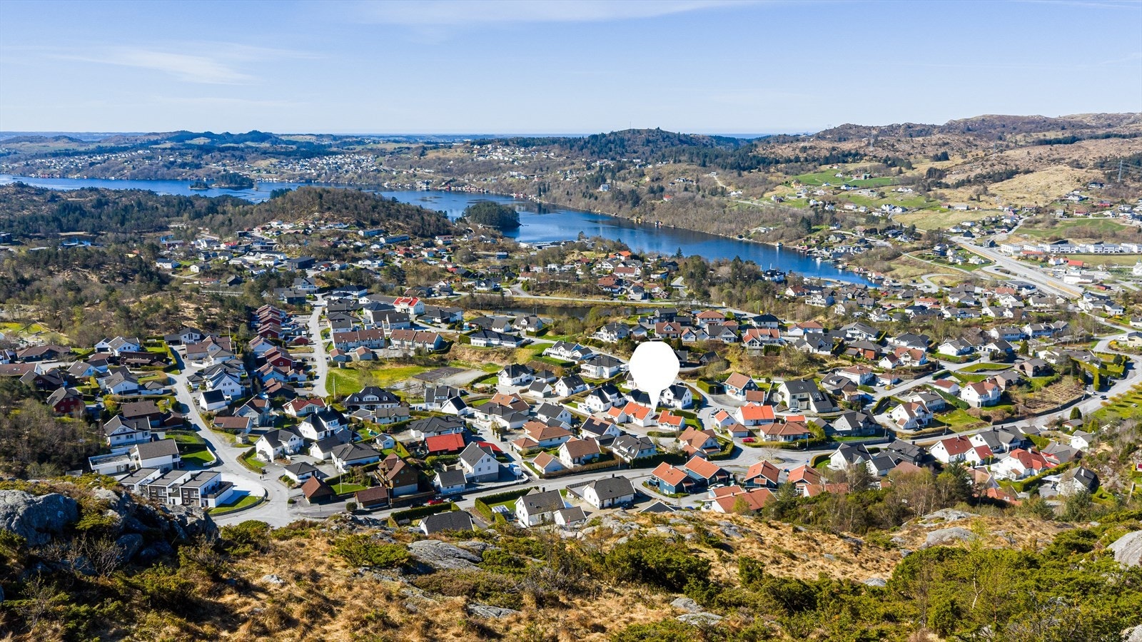 Kort kjøreavstand til både Raglamyr og Aksdal. Galleribilde