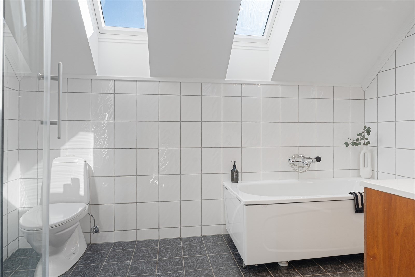 Badet er svært innholdsrikt med dusjkabinett, toalett, badekar og innredning med servant Galleribilde