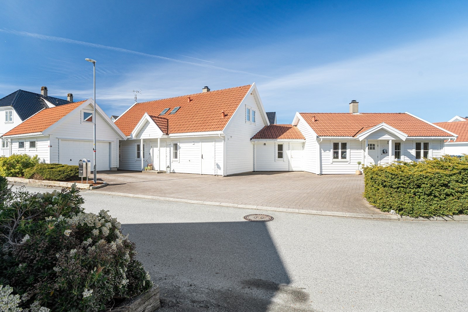 En innholdsrik eiendom med enebolig, utleiedel/generasjonsdel og garasje Galleribilde