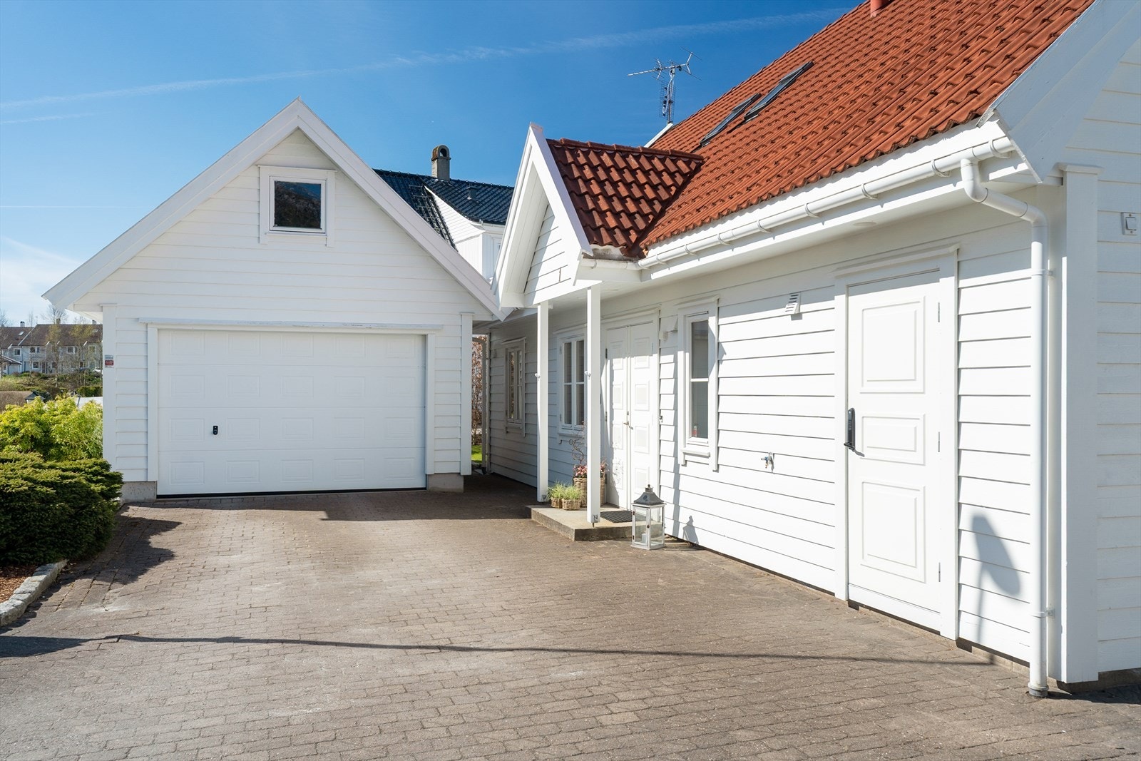 Gode parkeringsmuligheter i garasje og i eget gårdsrom med beleggningstein Galleribilde