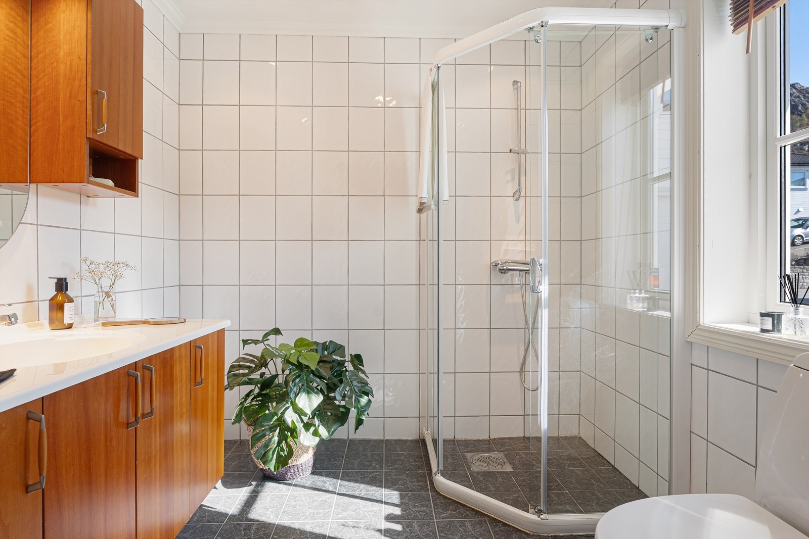Pent helfliset bad med varmekabler i gulvet Galleribilde