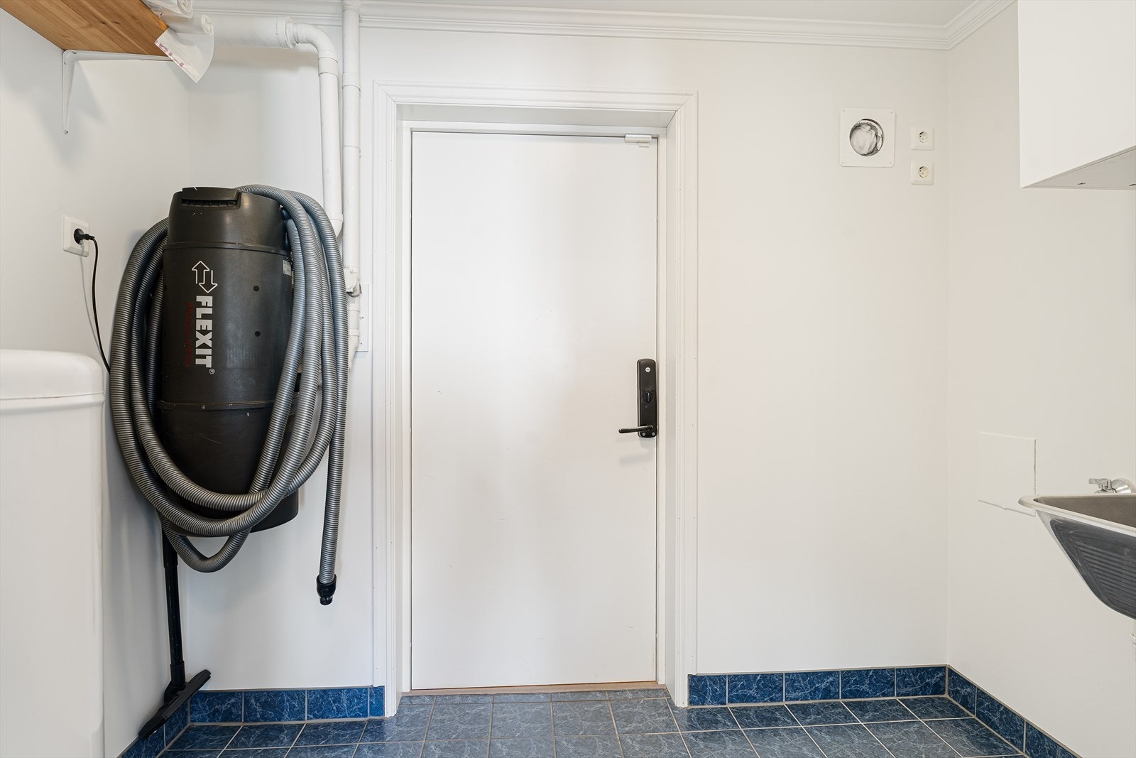 Vaskerom med flislagt gulv og egen biinngang Galleribilde