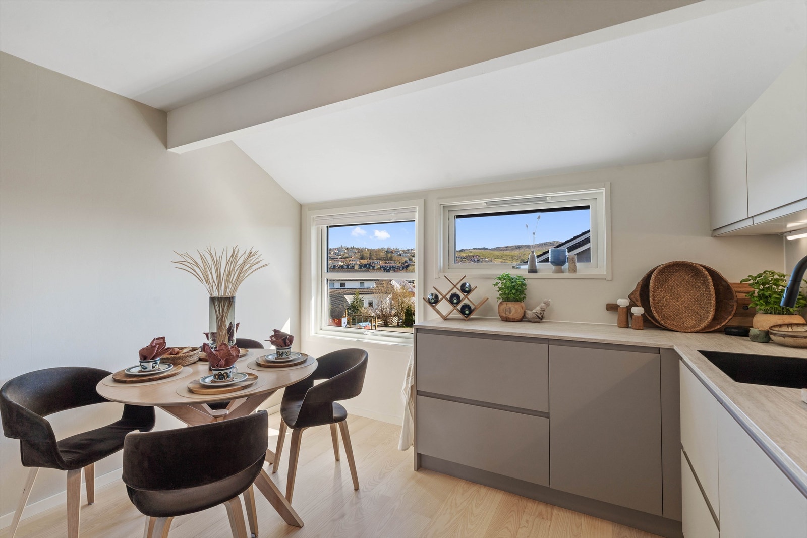 Kjøkkenet har også en flott og luftig utsikt, man kan kose seg med mens man kokkelerer litt eller kanskje sitter å koser seg med en liten morgenkaffe. Galleribilde